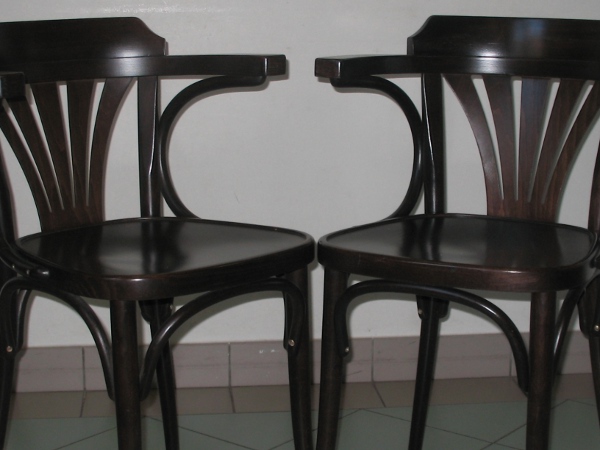enkele lege stoelen